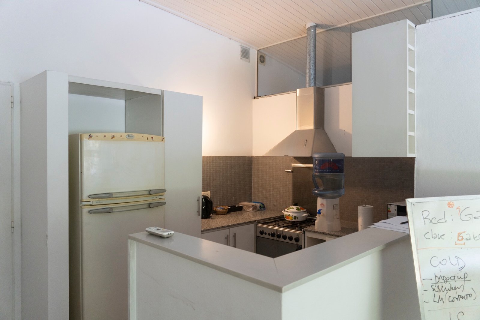 Loft con mesas de trabajo y sillas