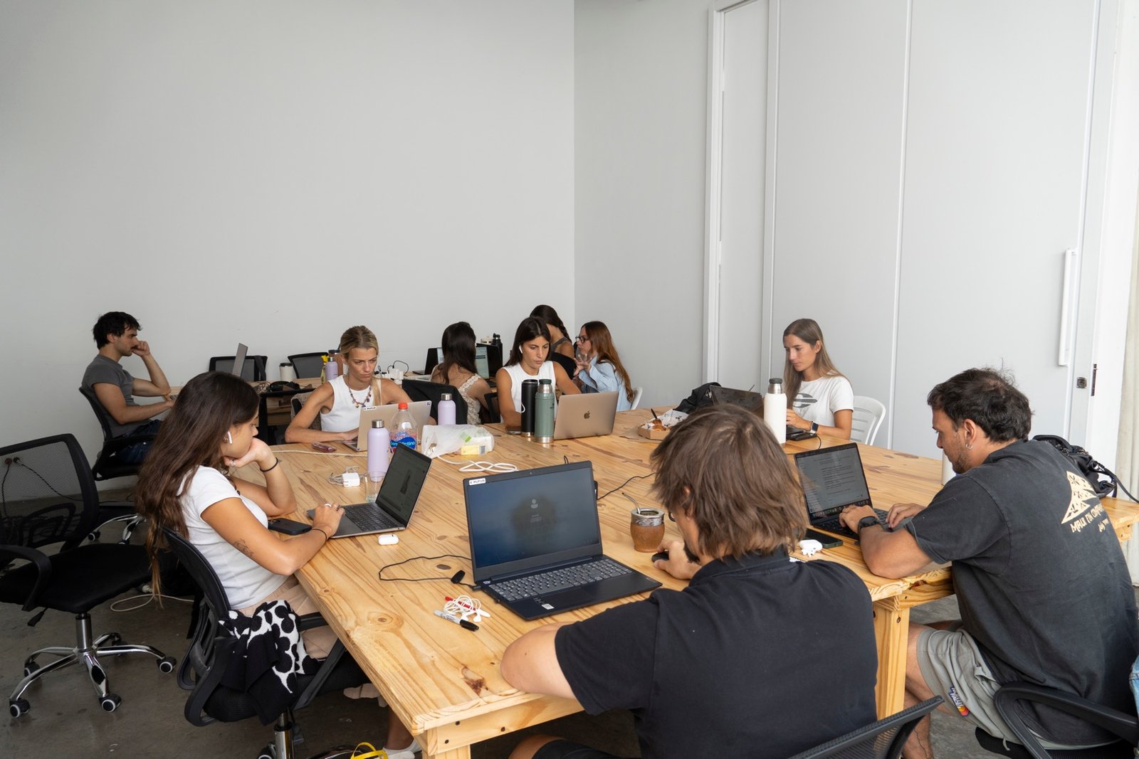 La Pecera con mesas de trabajo y sillas