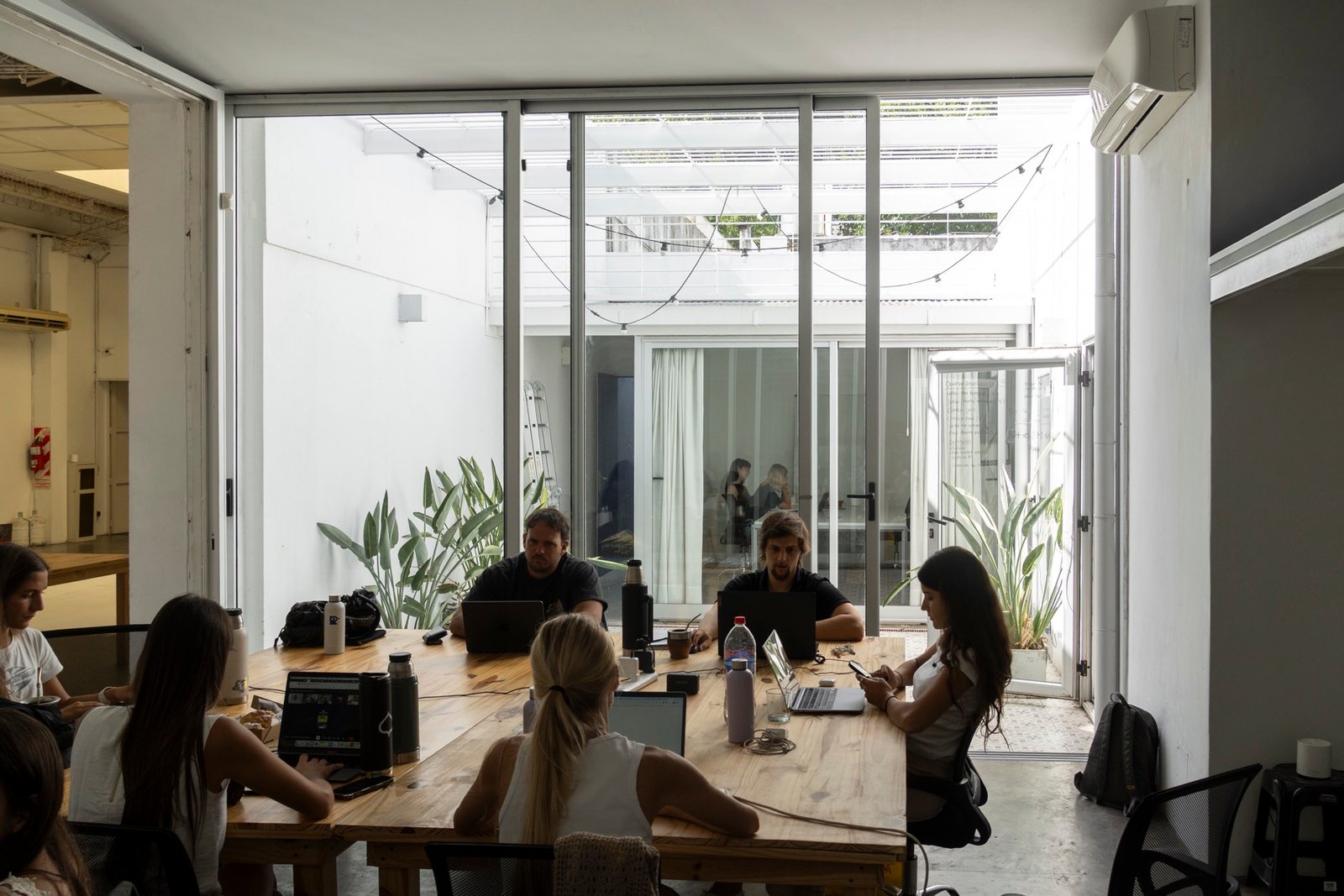 La Pecera con ventanal y equipo trabajando