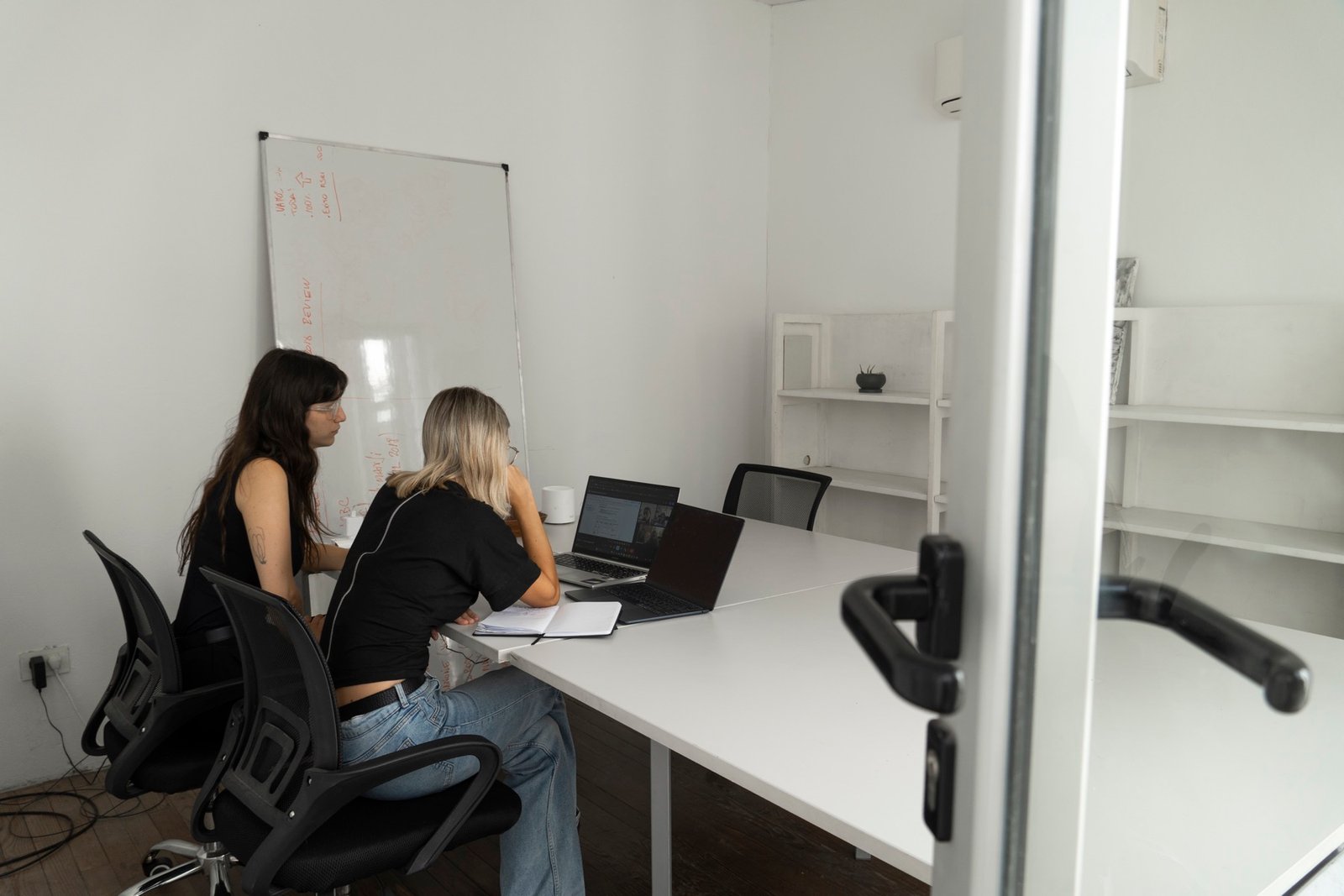 Sala de reuniones con pizarra
